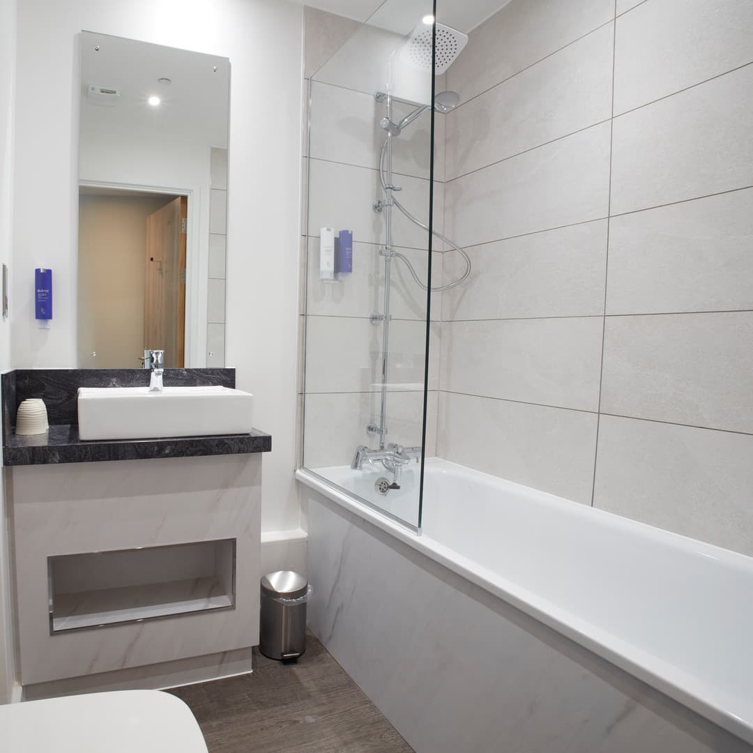 Tŷ Milford Waterfront Bathroom
